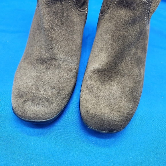 Clarks Bendables Olive Green Suede Boots with Faux Fur Lining- Mid Calf Size 8 - Picture 4 of 13